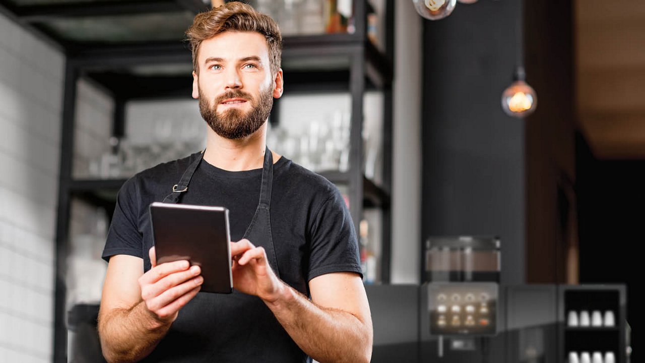 Franke Coffee Systems barista with tablet, quality control, Franke dashboard, Franke digital services