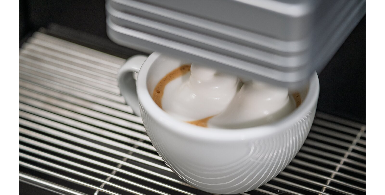 Franke Coffee Systems, close-up, cappuccino, spout dispensing foam, New FoamMaster technology