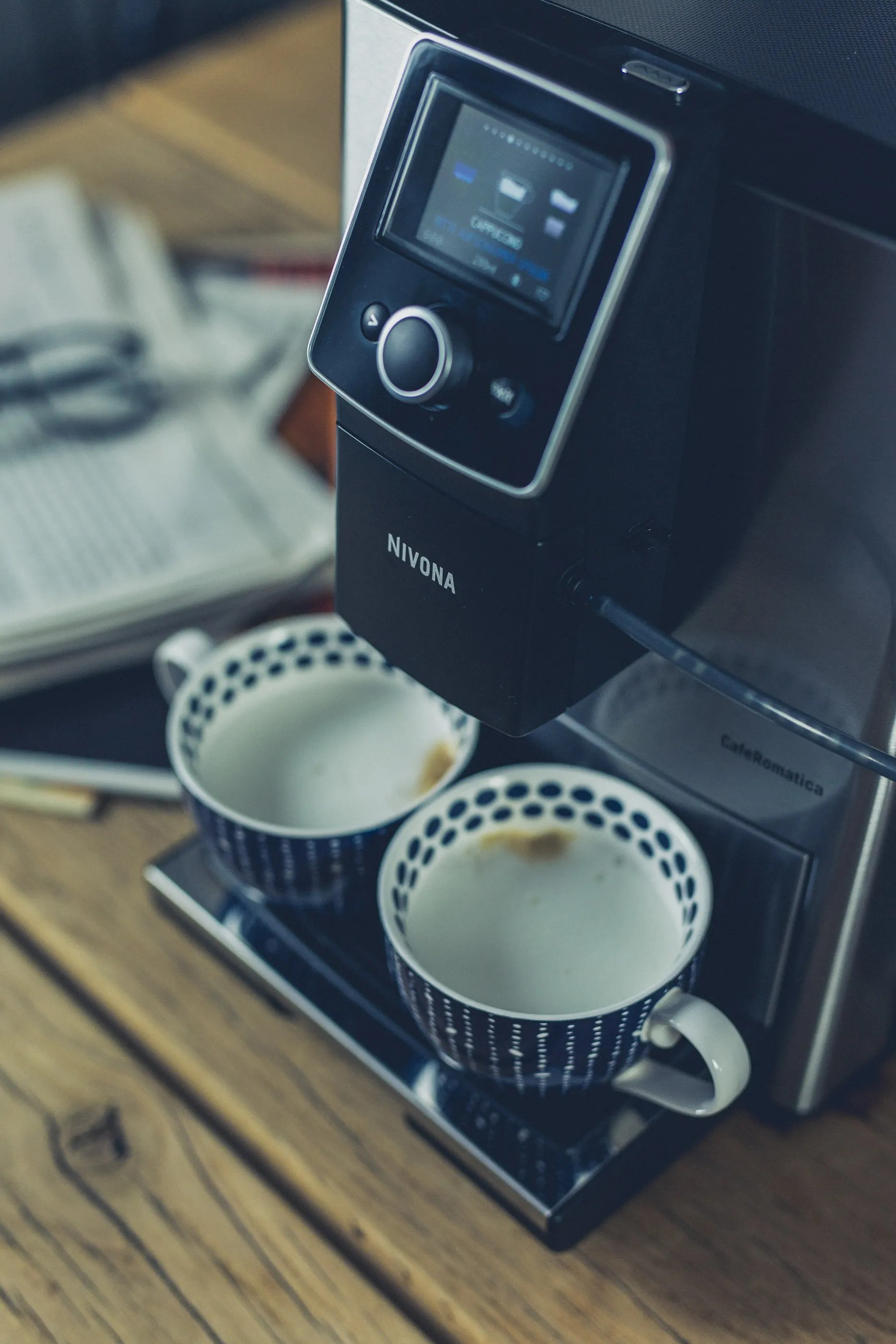 Zwei Cappuccino gleichzeitig zubereiten